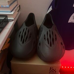 - yeezy foam runner ‘onyx’ - size us 8 in men